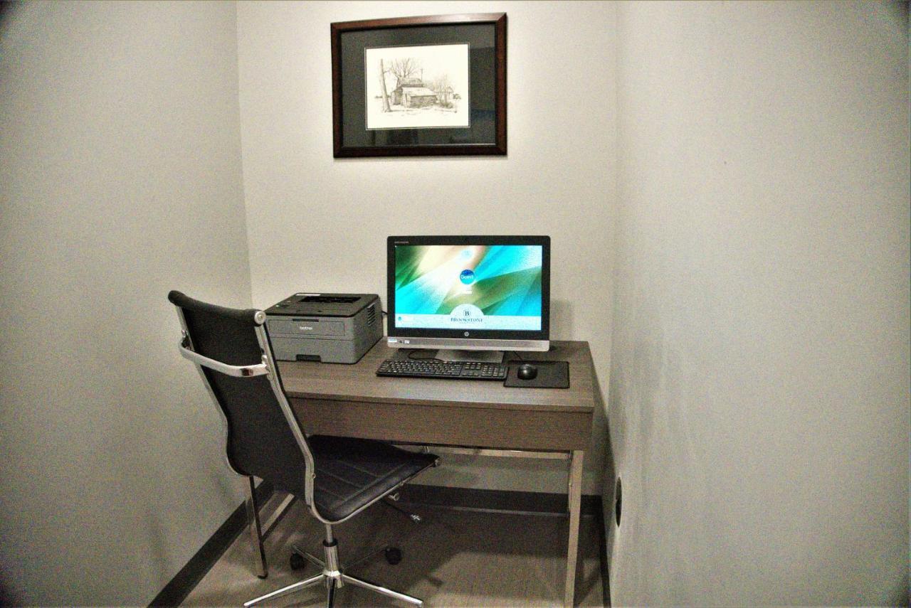 Brookstone Inn & Suites ฟอร์ตดอดจ์ ภายนอก รูปภาพ