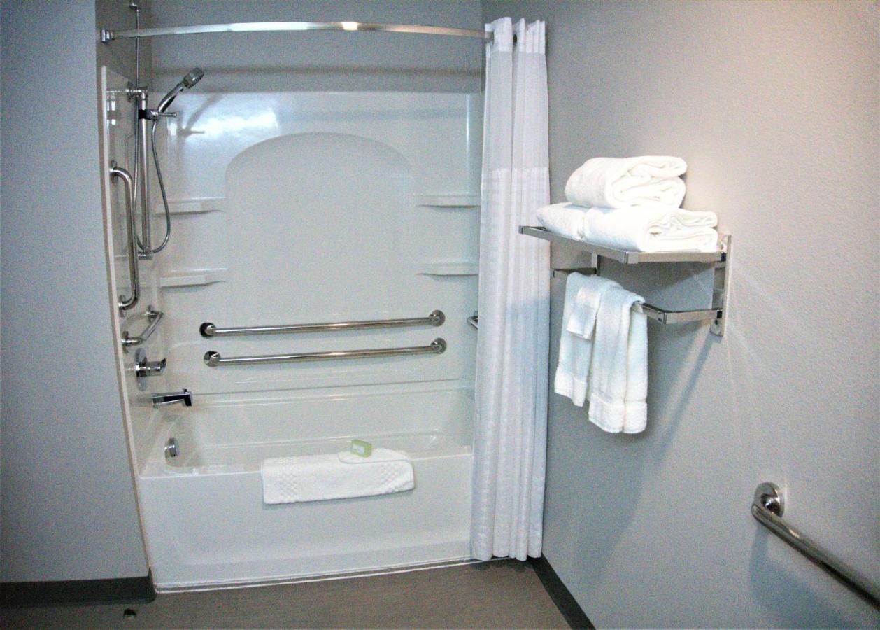 Brookstone Inn & Suites ฟอร์ตดอดจ์ ภายนอก รูปภาพ