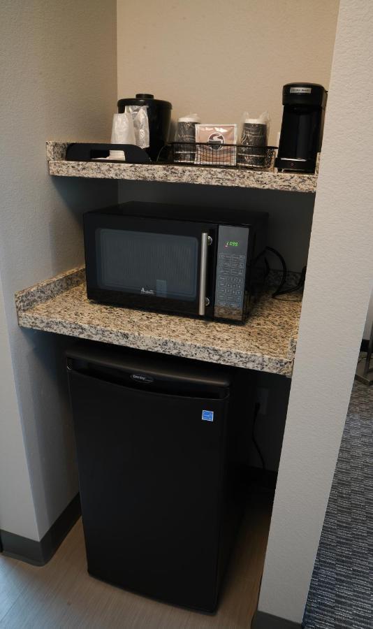 Brookstone Inn & Suites ฟอร์ตดอดจ์ ภายนอก รูปภาพ