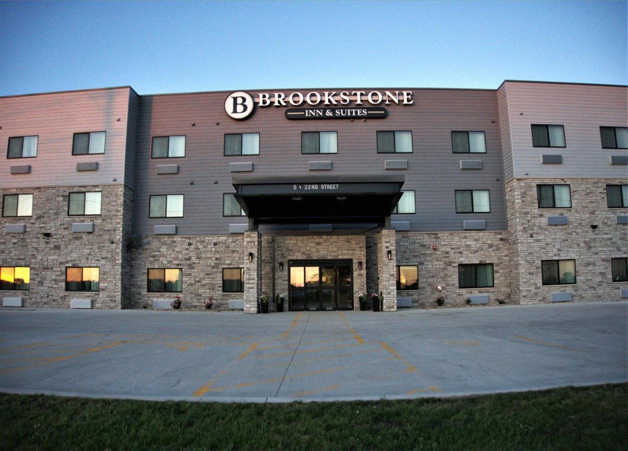 Brookstone Inn & Suites ฟอร์ตดอดจ์ ภายนอก รูปภาพ