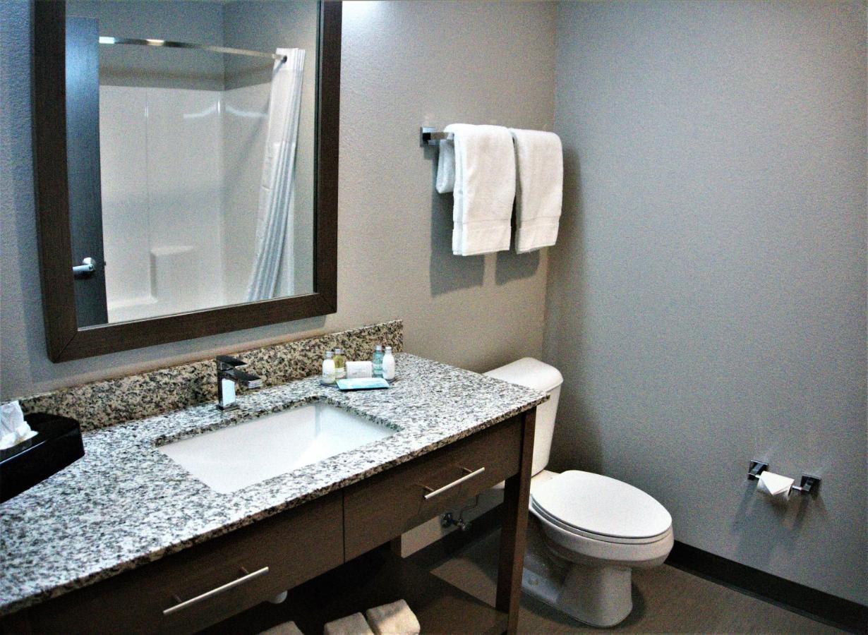 Brookstone Inn & Suites ฟอร์ตดอดจ์ ภายนอก รูปภาพ