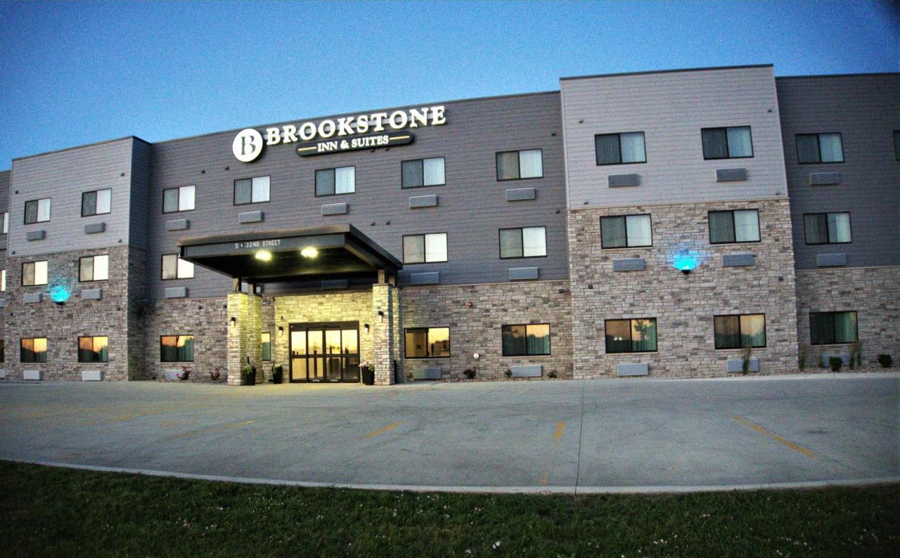 Brookstone Inn & Suites ฟอร์ตดอดจ์ ภายนอก รูปภาพ